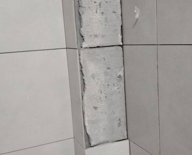 金东瓷砖空鼓维修公司分享下瓷砖施工前基层浇水润湿程度不足，可能导致以下问题